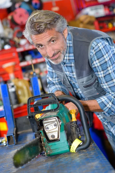 Portret van de monteur bezig met kettingzaag — Stockfoto