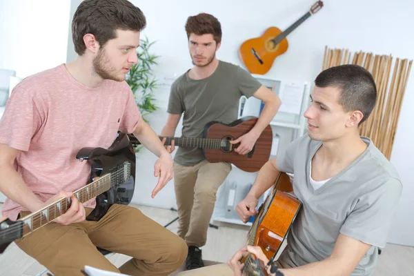 Amis jouant des guitares ensemble — Photo