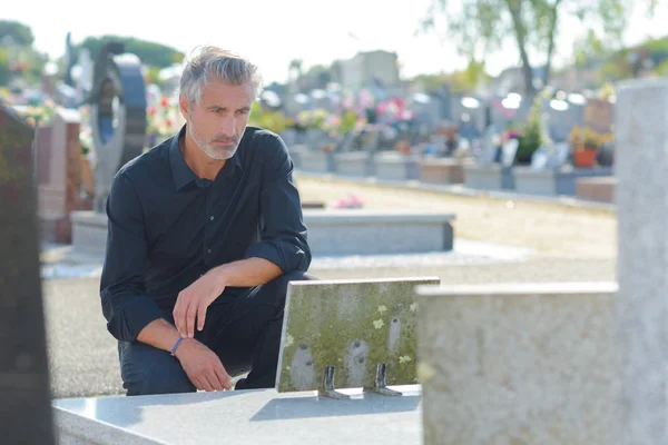 Mourning at a grave — Stock Photo, Image
