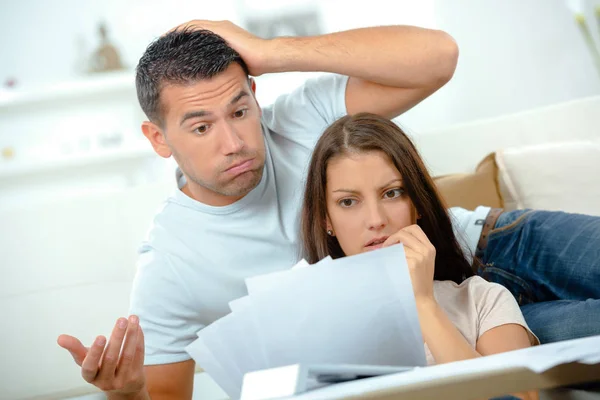 Young sad couplecalculating monthly expenses — Stock Photo, Image