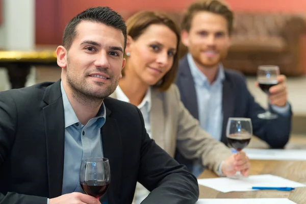 Verkäufer in einem Weingut — Stockfoto