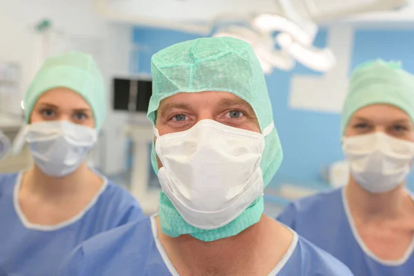 Üç cerrahlar Cerrahi tiyatro çalışma İşyerinde — Stok fotoğraf
