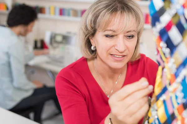 Vrouw op maat bezig in haar atelier — Stockfoto