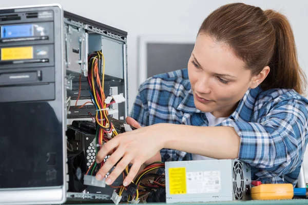 Student tjej i teknik fastställande hårddisk — Stockfoto