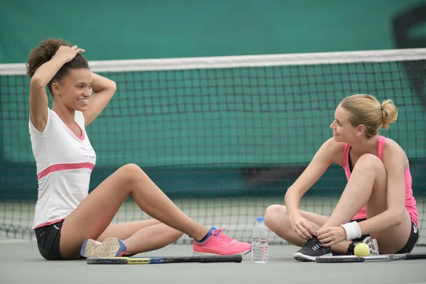 Två kvinnliga spelare efter spela tennis — Stockfoto