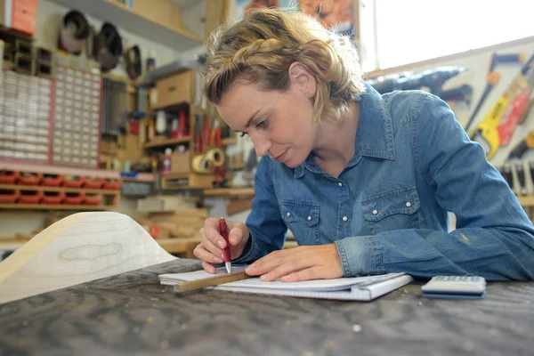 Femme dans l'atelier assis à la table concept de petite entreprise — Photo