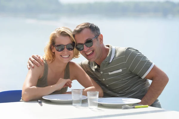 Casal sorrindo enquanto espera por sua ordem — Fotografia de Stock