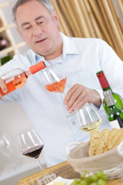 Homem degustação de vinho e homem — Fotografia de Stock