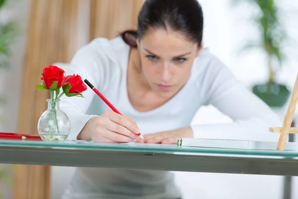 Žena kreslit květiny a umělec — Stock fotografie