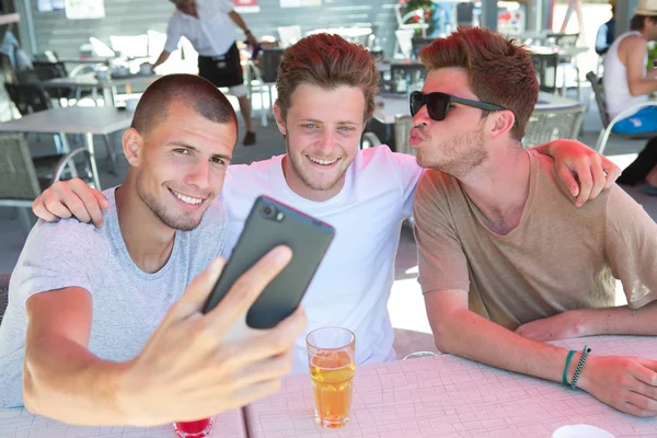 Tres amigos sentados haciendo una selfie —  Fotos de Stock
