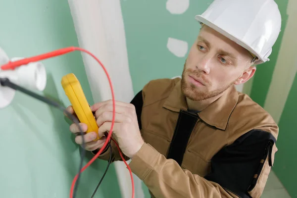 Electricista instalando el cableado en una casa —  Fotos de Stock