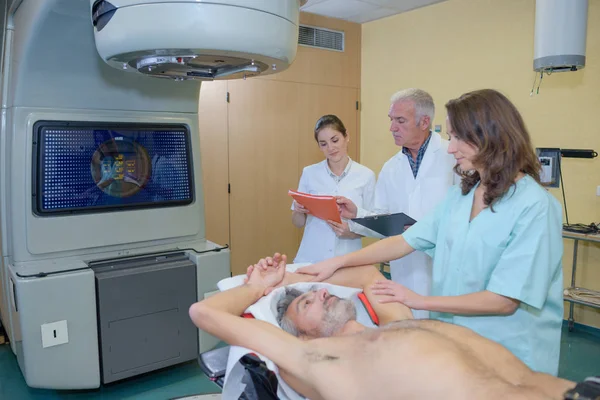 Personal médico mirando imágenes del escáner del paciente — Foto de Stock