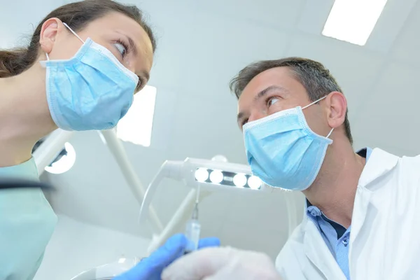 Dentista masculino y su asistente femenina —  Fotos de Stock