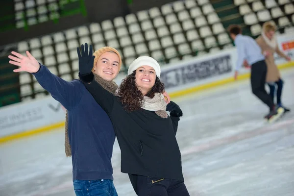 Teman-teman bahagia di arena skating — Stok Foto