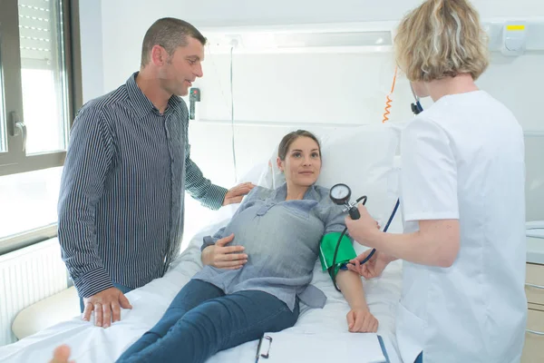 Ginecologista mostrando ultra-som foto para mulher grávida — Fotografia de Stock