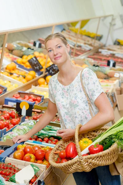 Dame im Gemüsehändler hält Weidenkorb — Stockfoto