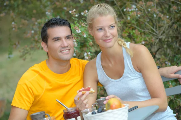 Par på semester att ha utomhus frukost — Stockfoto