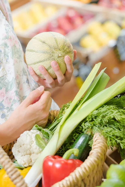 Sosteniendo un melón y una mujer — Foto de Stock