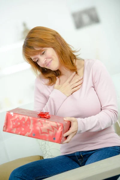 Happy förvånad kvinna öppna presentförpackning — Stockfoto
