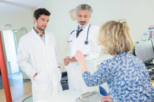 Deux médecins et patient dans le cabinet médical — Photo