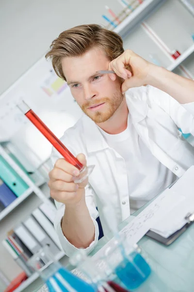 Knappe laboratorium wetenschapper werken bij lab met reageerbuisjes — Stockfoto