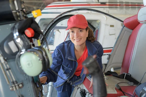 Gelukkige vrouw klaar om te gaan in de helikopter — Stockfoto