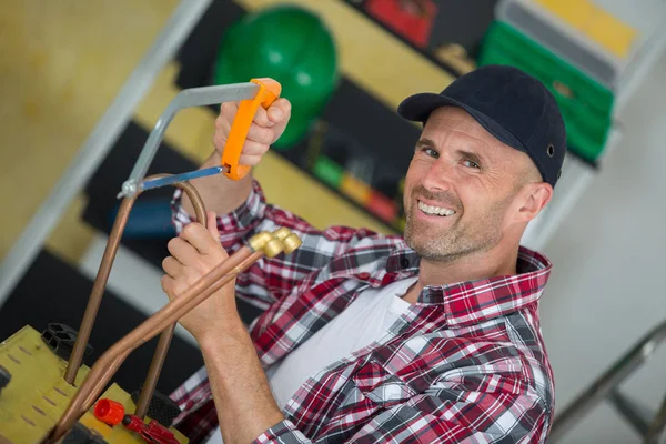 Man cutting pipe and cutting — Stock Photo, Image