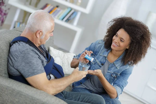 Positivo uomo anziano che prende la pillola — Foto Stock