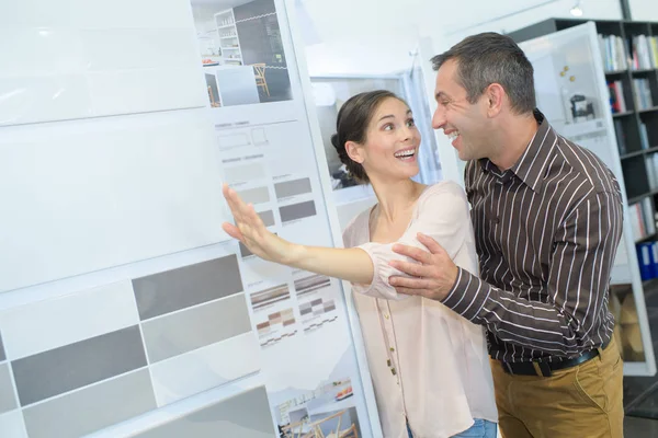 Lyckligt par av vuxna att välja keramiska plattor för badrum — Stockfoto