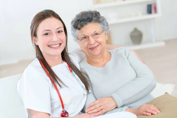 Pielęgniarka uzupełniające chory starszy Kobieta — Zdjęcie stockowe