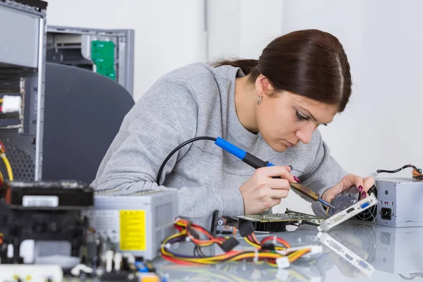 Putting the small screws in place — Stock Photo, Image