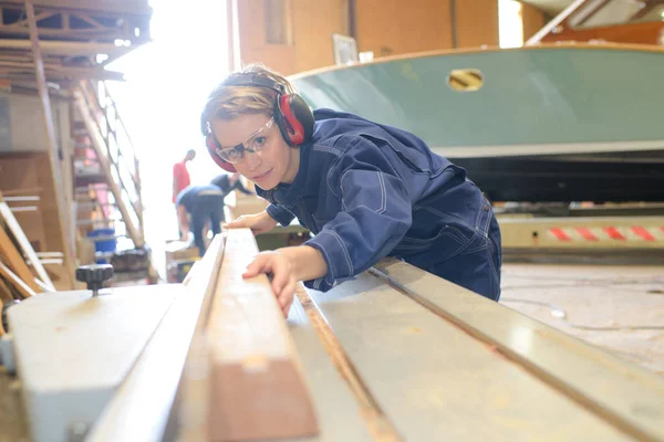 Vrouwelijke schip bouwer op het werk — Stockfoto