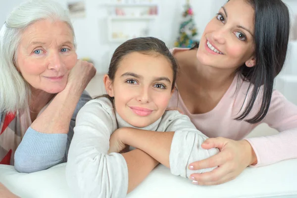 Donne della famiglia su un divano — Foto Stock