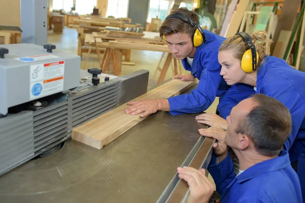 Met behulp van een jointer en man — Stockfoto