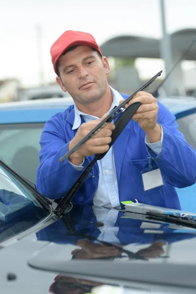 Mechaniker bereit, Scheibenwischer oder Mechaniker zu wechseln — Stockfoto