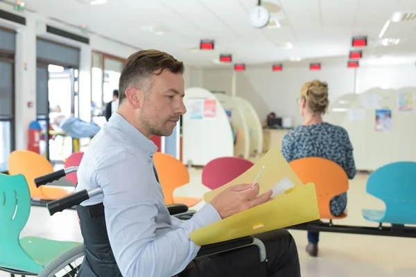 Mann liest sein Portfolio vor einem wichtigen Interview — Stockfoto