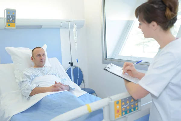 Den Patienten zu fragen, wie es ihm geht — Stockfoto