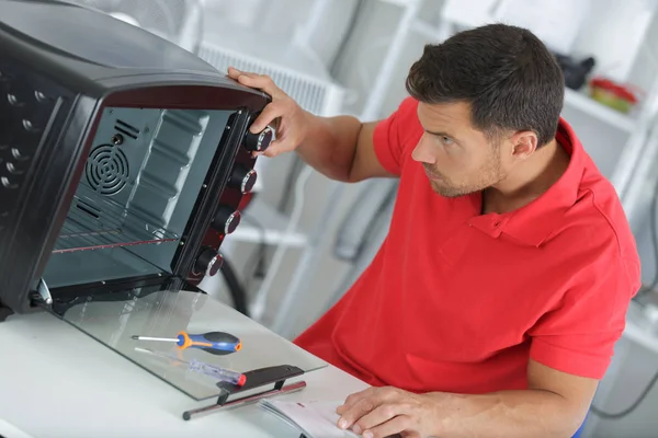 Man garanti tekniker cheking en över — Stockfoto