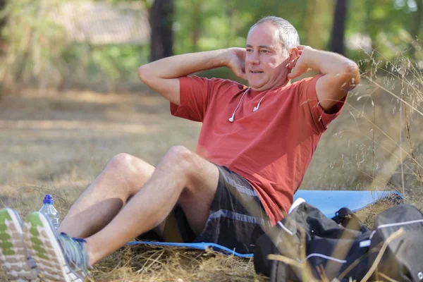 Взрослый мужчина упражнения в городском парке — стоковое фото