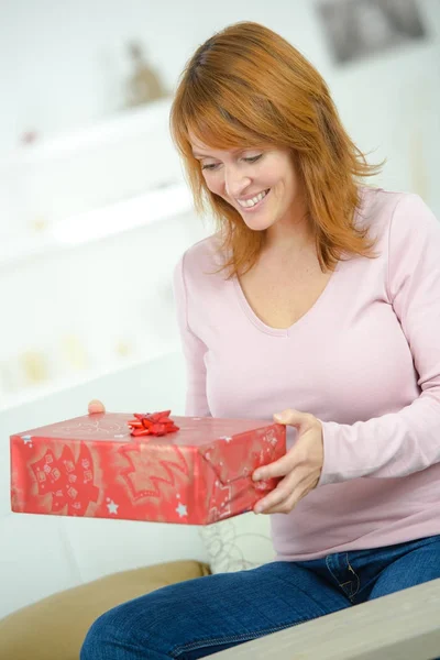 Mature girl with a gift in her hands — Stock Photo, Image