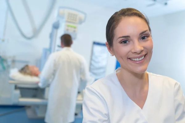 De gelukkige verpleegster en werk — Stockfoto