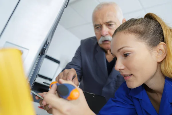 Vrouwelijke leerling bedrijf schroevendraaier — Stockfoto