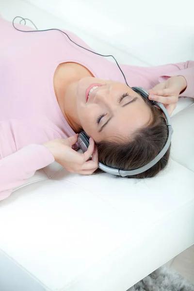 A hölgy rakott hátán zenehallgatás fejhallgató csatlakozó — Stock Fotó