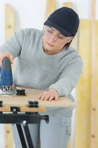 Empresária carpintaria feminino trabalhando duro — Fotografia de Stock