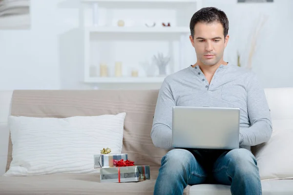 Mann sitzt mit Laptop auf dem Boden — Stockfoto