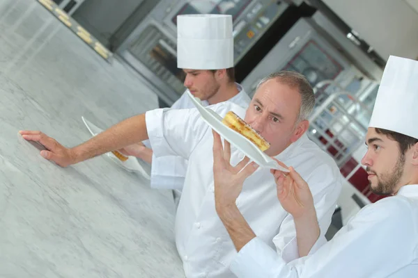 Шеф-кухар, який оглядає харчових стажистів, підготував — стокове фото