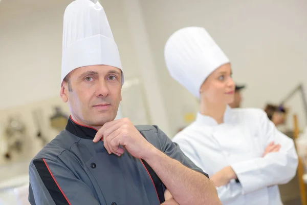 Mannelijke en vrouwelijke chef-koks in uniform — Stockfoto