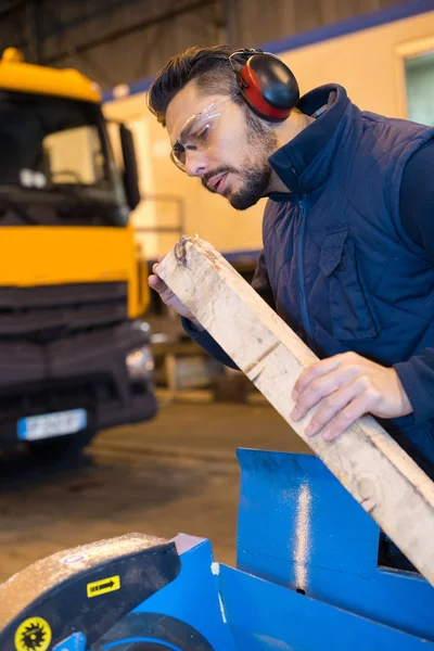 Carpinteiro masculino verificando madeira — Fotografia de Stock