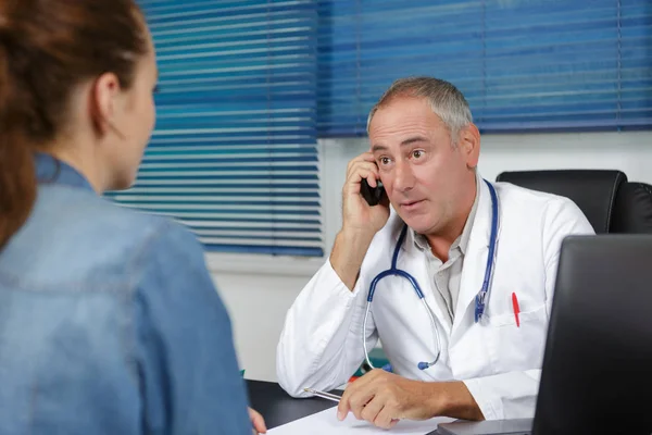 Esperando que o médico termine sua conversa — Fotografia de Stock