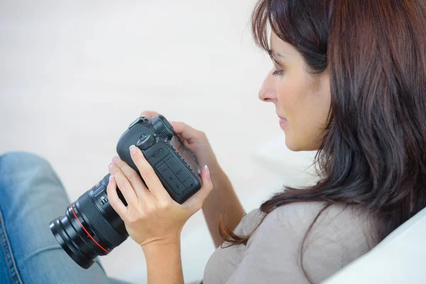 Fotógrafo feminino verificando fotos — Fotografia de Stock
